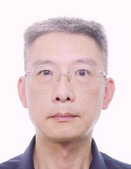 男人微笑的看著前面
描述已自動生成