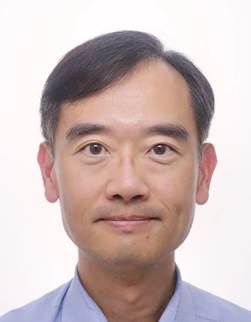 穿著襯衫的男人在微笑
描述已自動生成