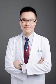 穿著白色襯衫的男人
描述已自動生成