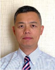 穿著藍色襯衫打著領帶的男人
描述已自動生成